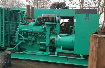 韶关发电机组如何判断水冷式机油散热器内部是否需要清洗？